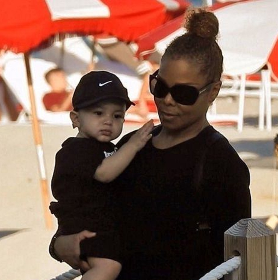 Janet Jackson Rounds off Vacation with Child
